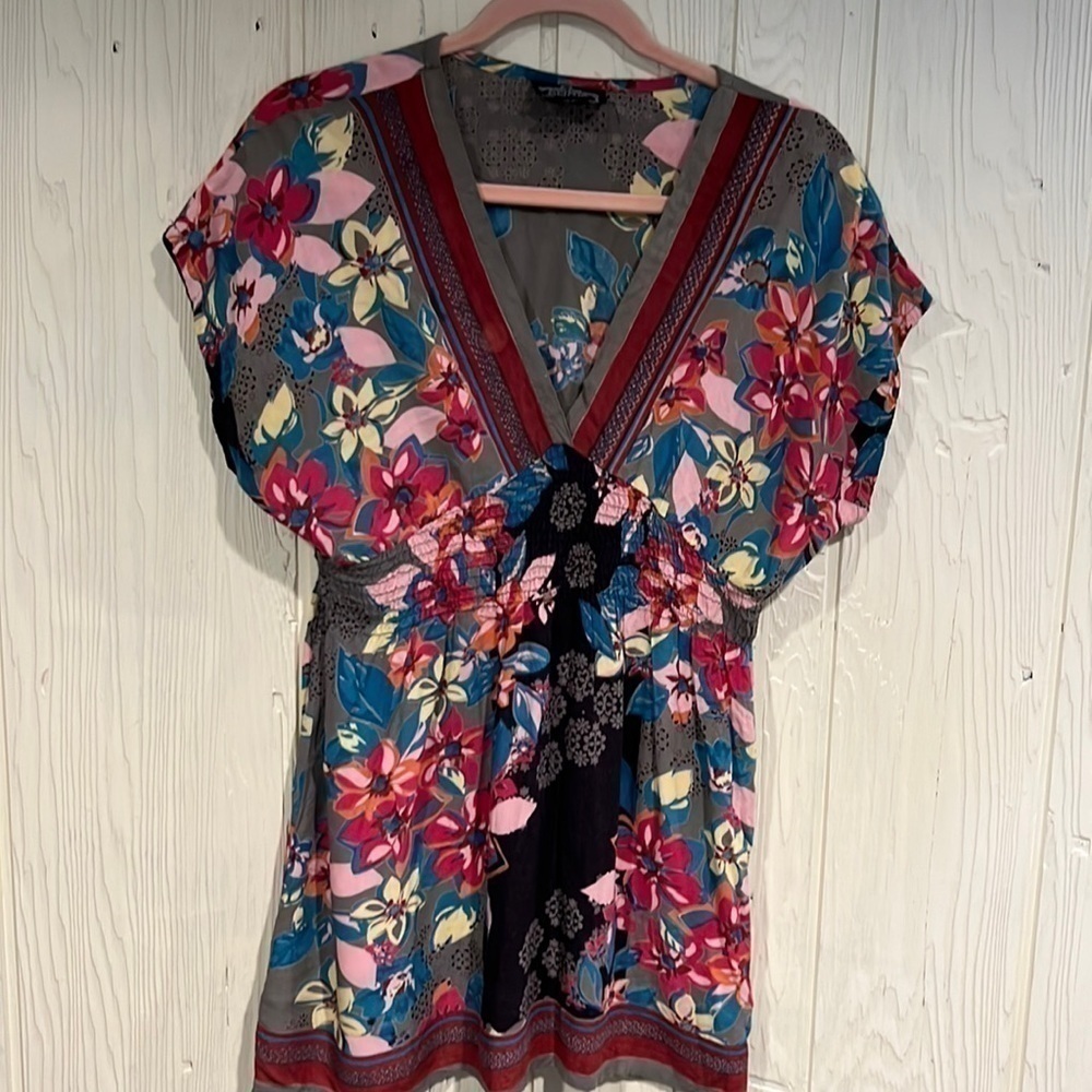 𝅺ANGIE blouse. V neck . Elastic under bust . Elastic on back at waist size m